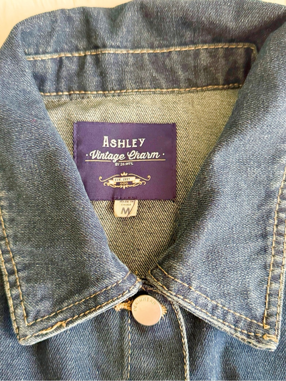 Ashley Vintage Charm cropped denim jacket - Picture 3 of 3